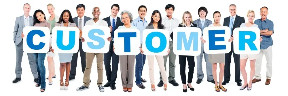 یک تیم بازاریابی در حال تحلیل داده‌های مشتریان برای شناسایی بازار هدف