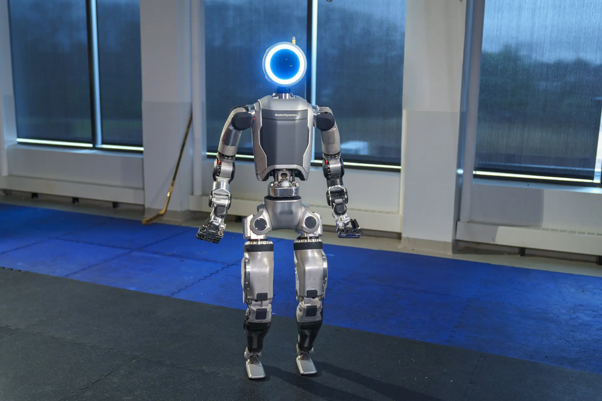 یک ربات هوشمند در حال انجام وظایف خانگی با طراحی کاربردی و مدرن