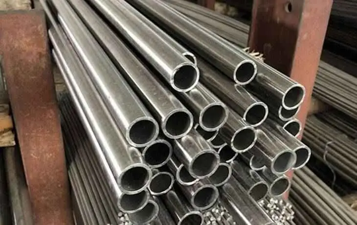 لوله‌های صنعتی چندلایه در حال نصب در یک کارخانه پتروشیمی