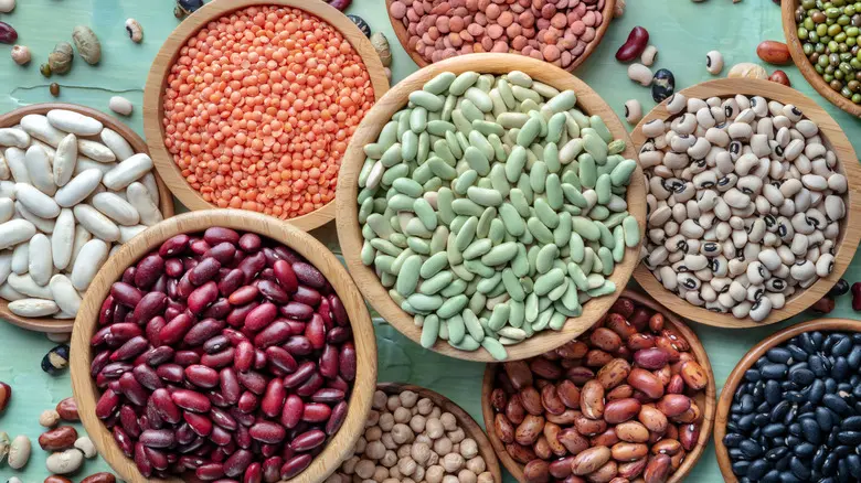 لوبیا سیاه در ظرف سفالی با ادویه جات