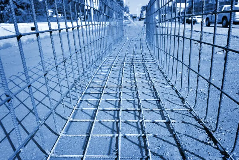 نصب خاموت و میلگردهای اصلی در یک پروژه ساختمانی با استفاده از تجهیزات مناسب