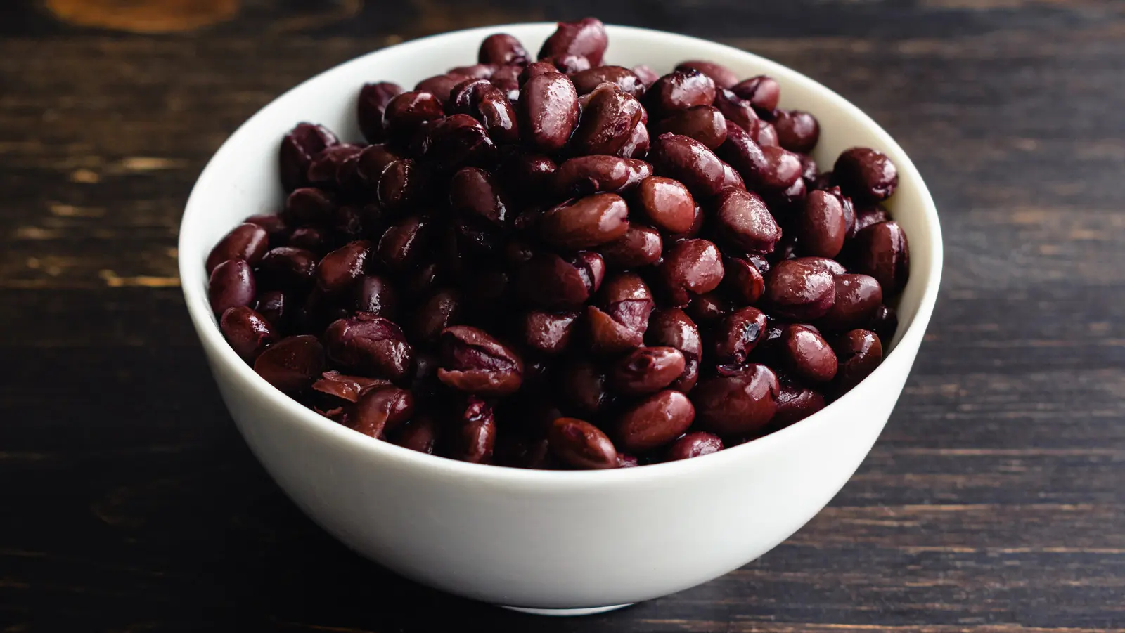 لوبیا سیاه پخته شده در ظرف سفالی