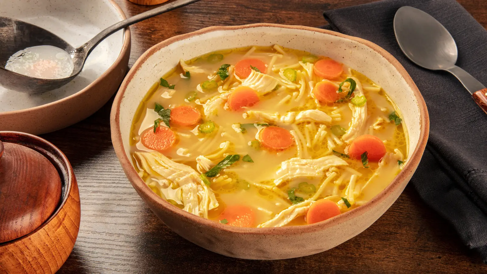 مواد اولیه سوپ جو شامل جو، گوشت، سبزیجات و ادویه