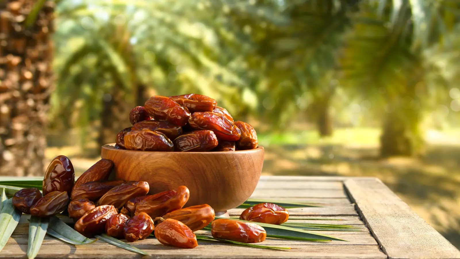 سبدی از خرماهای مختلف در کنار یک فنجان چای