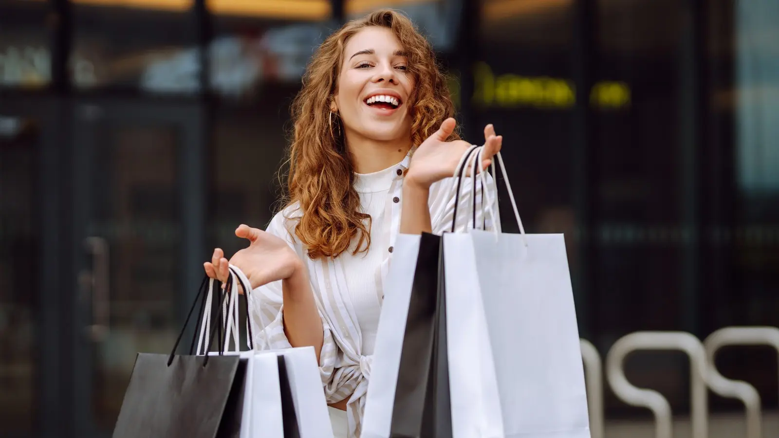 یک فرد در حال مقایسه قیمت محصولات در تلفن همراه و تبلت