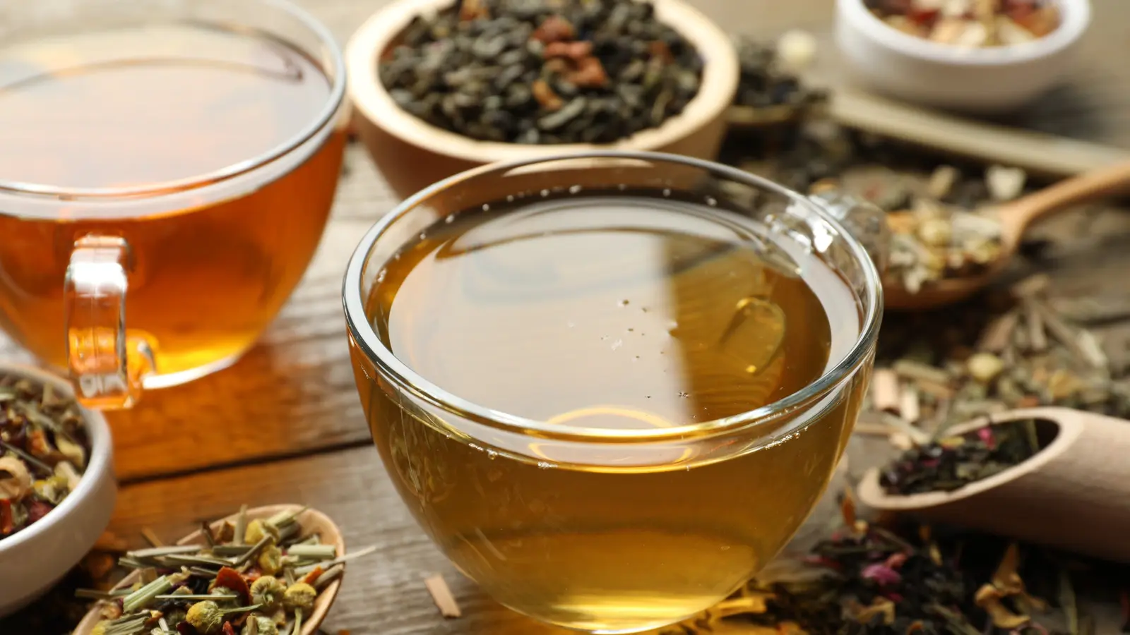 چای دمنوش بابونه در فنجان سفالی