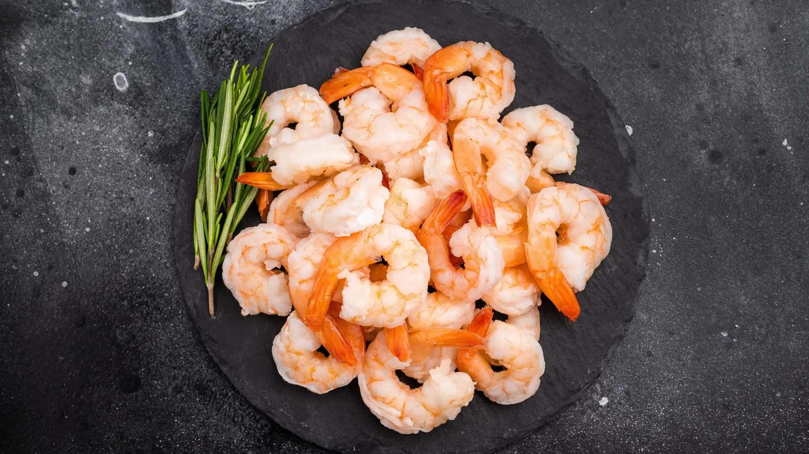 میز غذا با میگوهای پخته شده و سبزیجات تازه