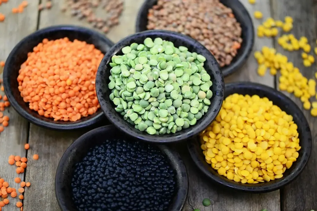 عدس و حبوبات خشک در یک ظرف چوبی