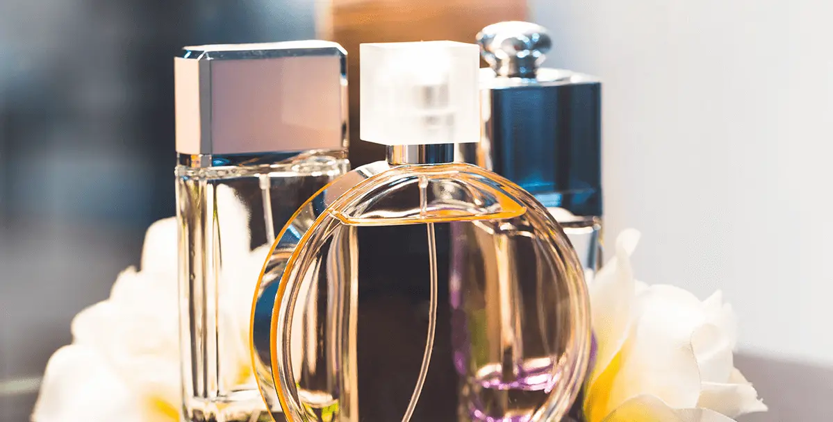 نمونه‌ای از عطرهای طبیعی و مصنوعی در یک نمایشگاه
