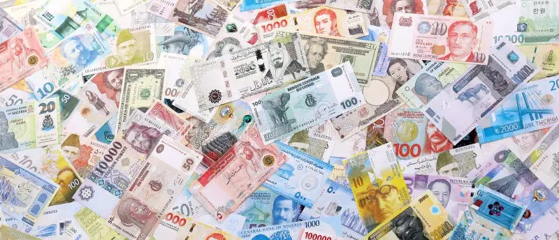 پول‌های مختلف ارزی در کنار یکدیگر نشان‌دهنده نوسانات بازار ارز