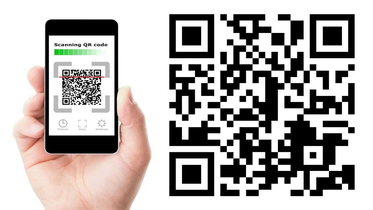 دست یک کاربر در حال اسکن کردن کد QR با تلفن همراه