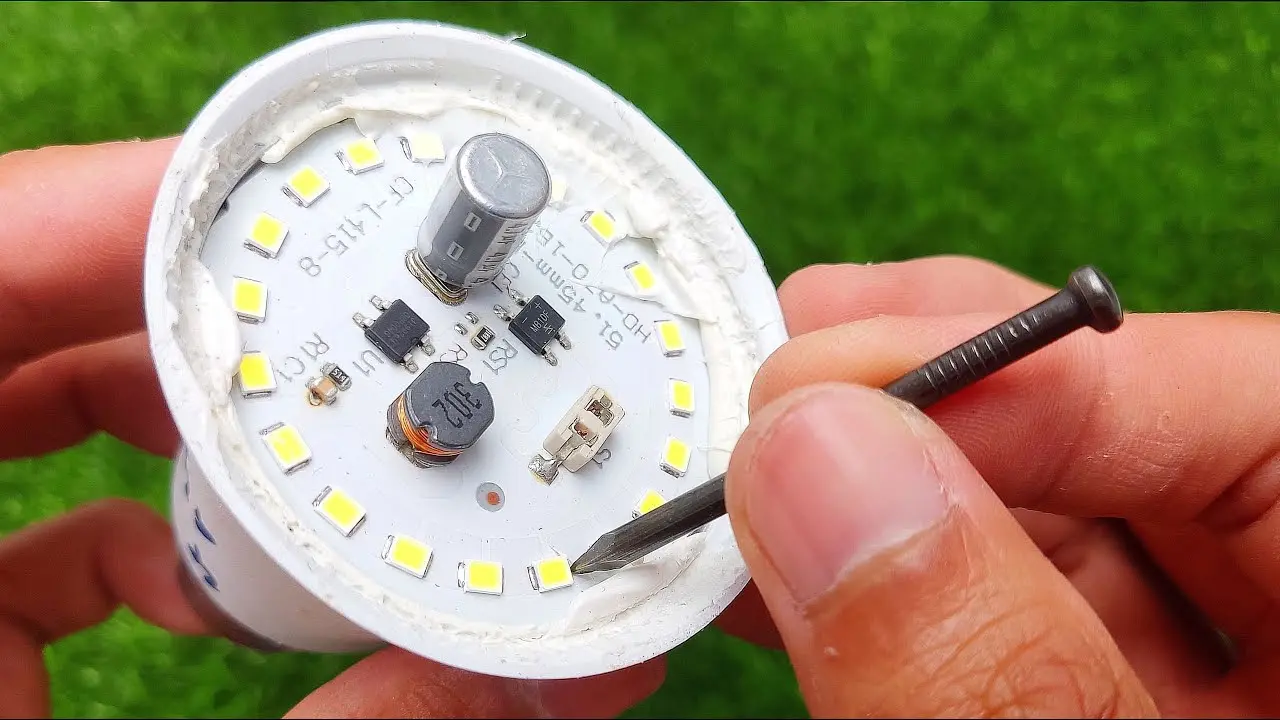 چراغ تعمیرات با نور LED و طراحی سبک