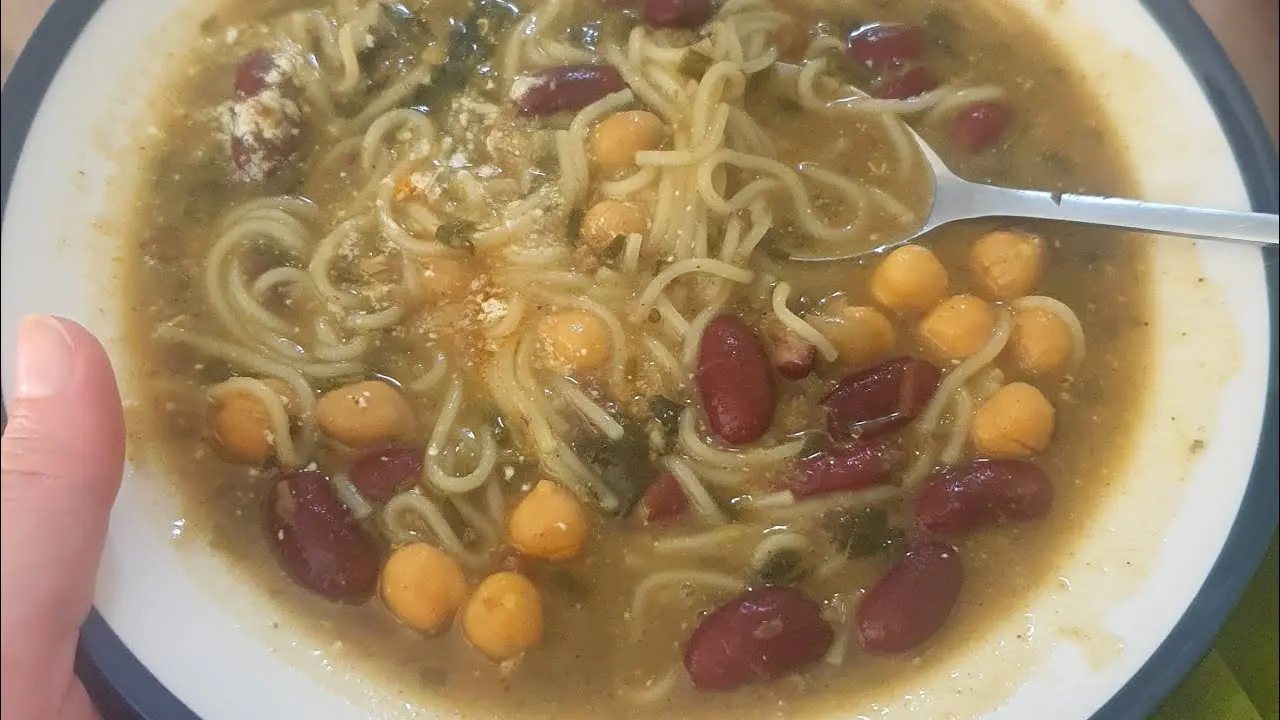 رشته در حال پخت در آب جوش برای آش رشته