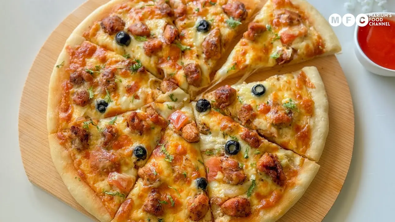 مواد اولیه پیتزا شامل آرد، پنیر، گوجه فرنگی و سبزیجات