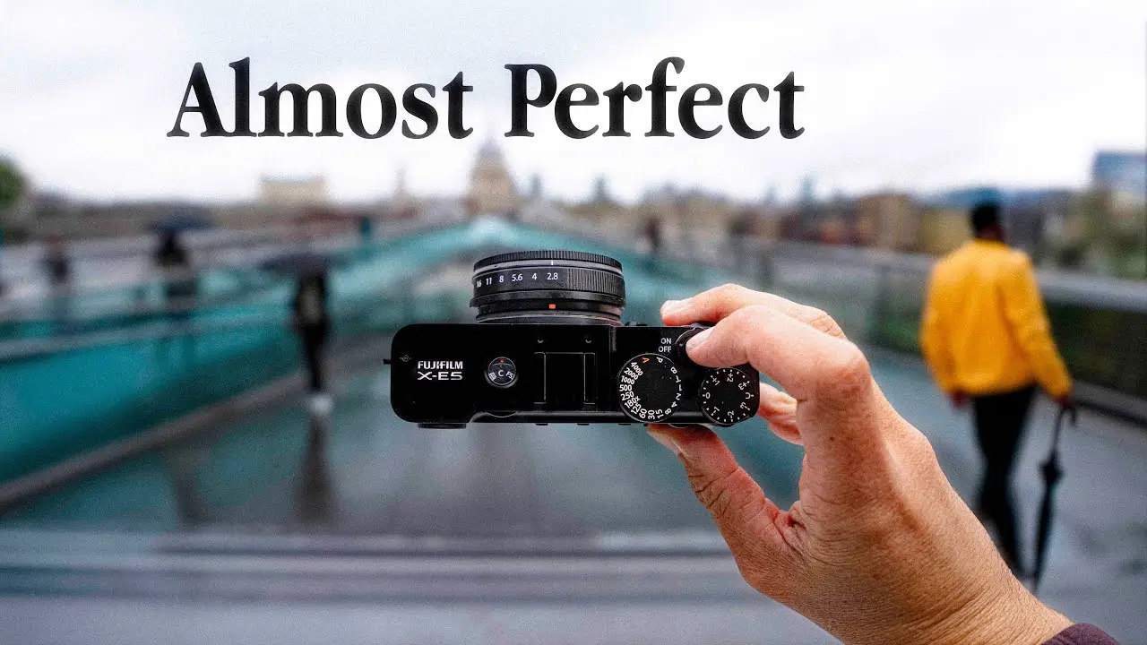 دوربین سیستم‌دار با لنز پرتره در دست یک عکاس