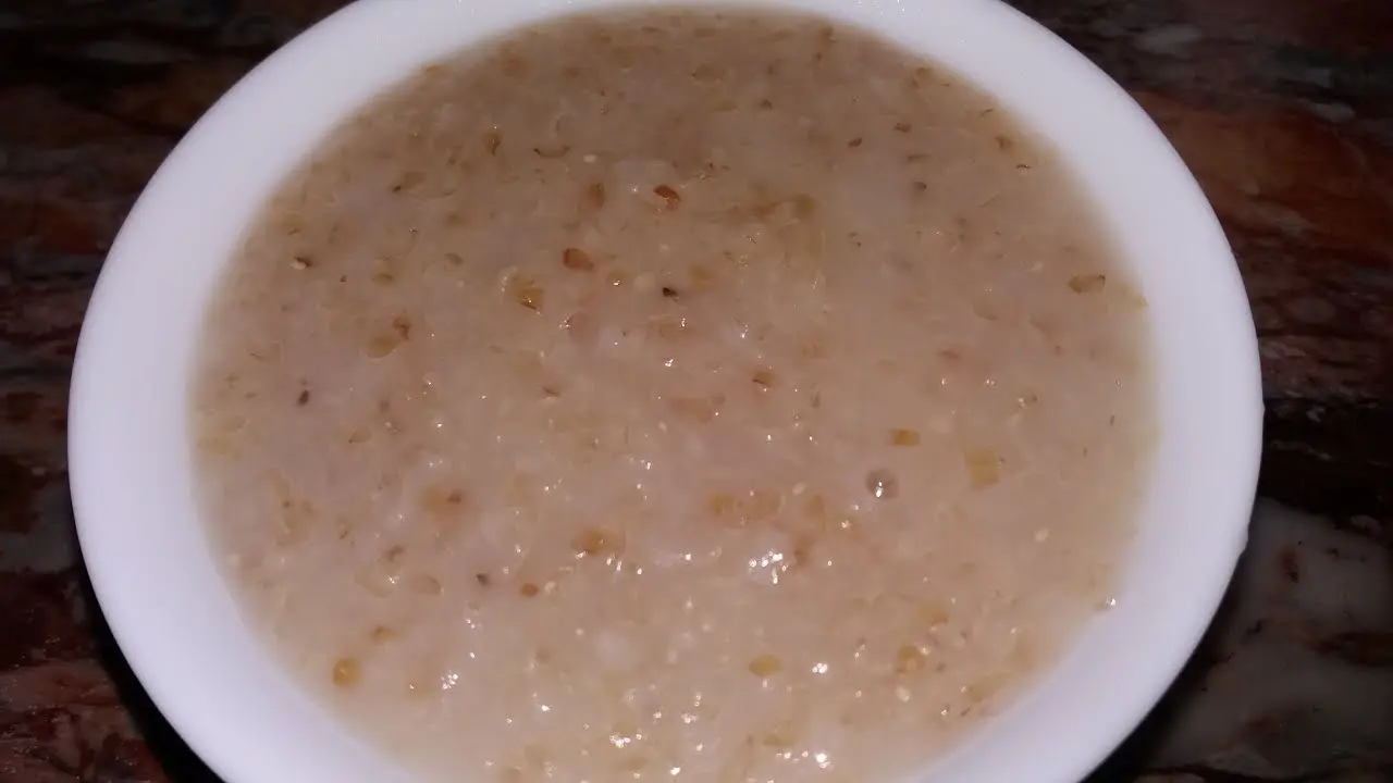 انواع بلغور گندم در یک ظرف شیشه‌ای