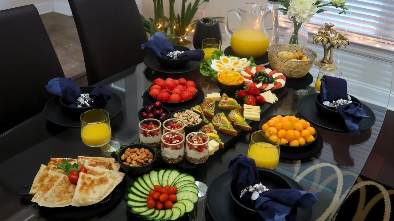 میز صبحانه چوبی با طراحی مدرن و زیبا