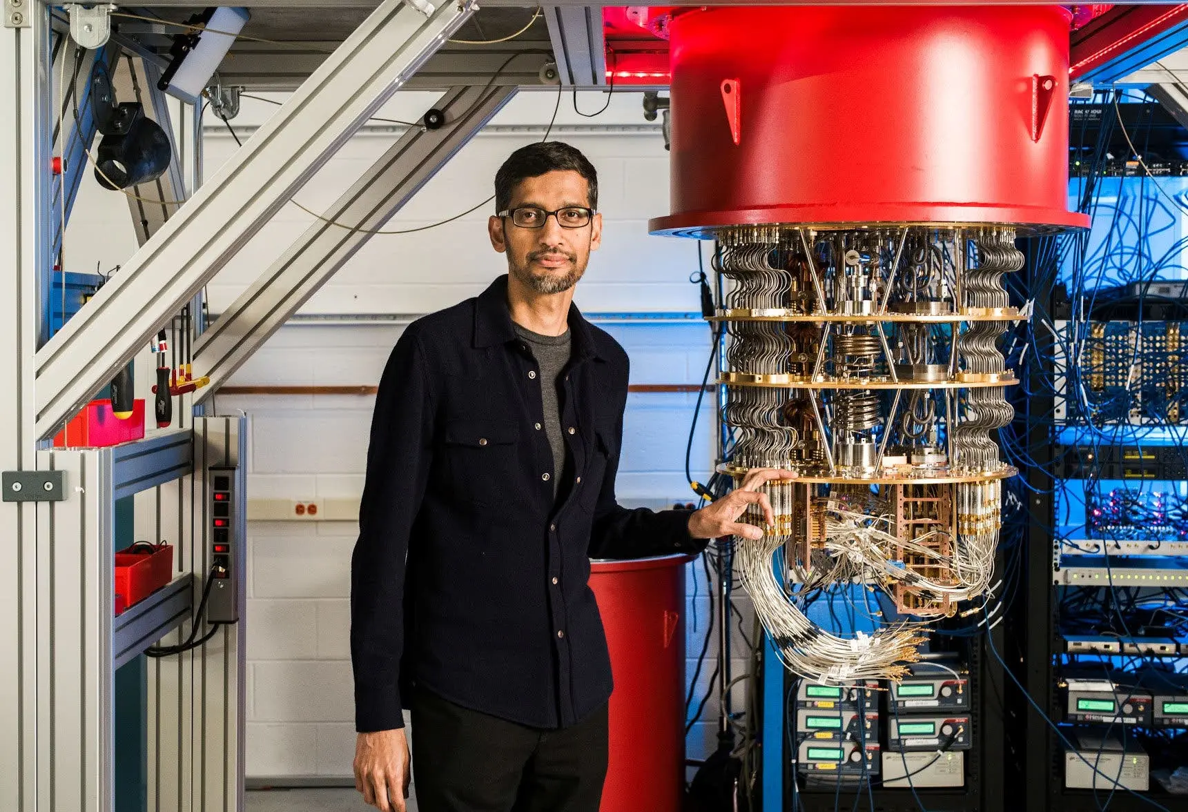 نمایی از یک آزمایشگاه داروسازی مدرن با تجهیزات پیشرفته