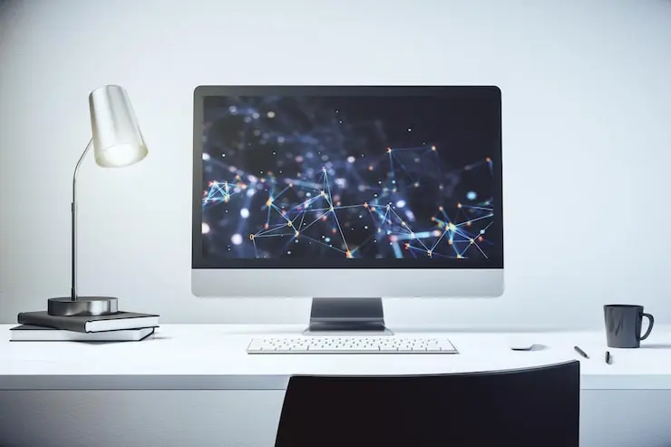 کامپیوتر مدرن با نمایشگر و سخت‌افزار مناسب برای تدوین ویدیویی