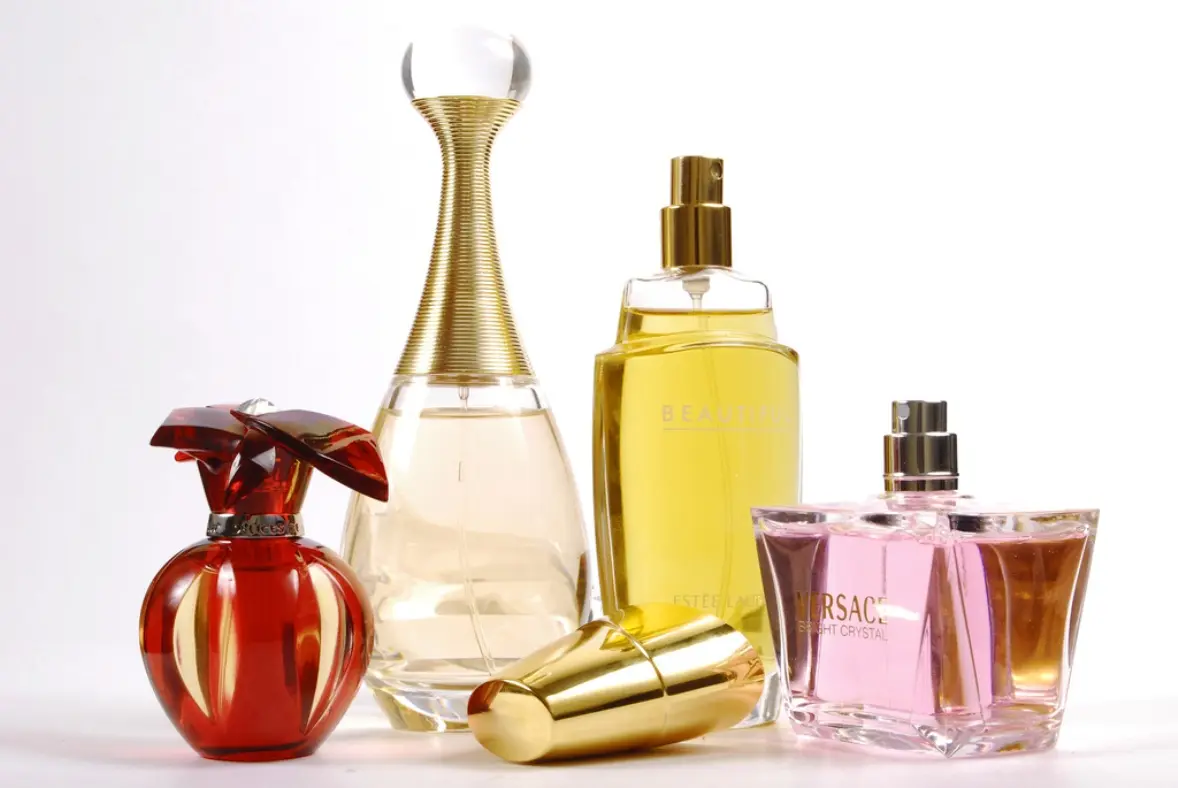 چندین عطر با برچسب‌های مختلف در کنار یکدیگر