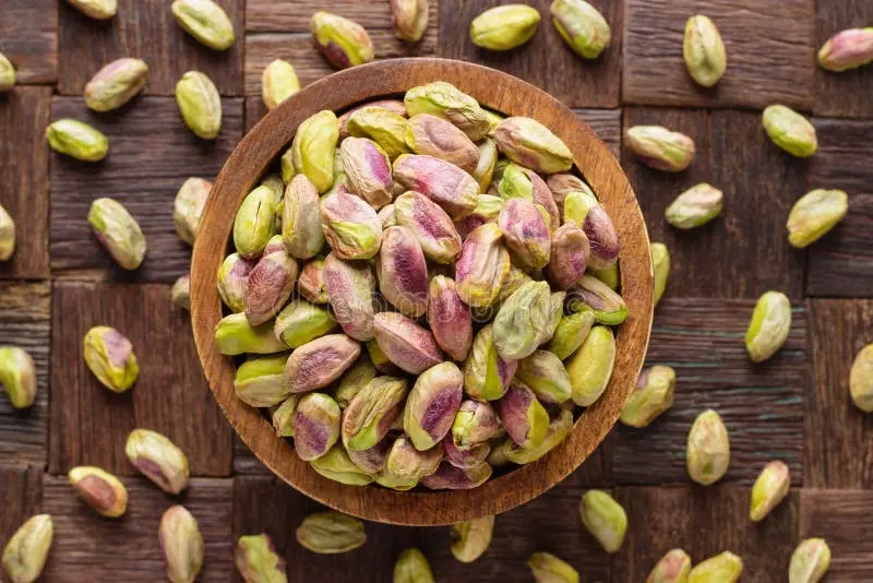 پسته اکبری پوست‌کنده در کاسه چوبی