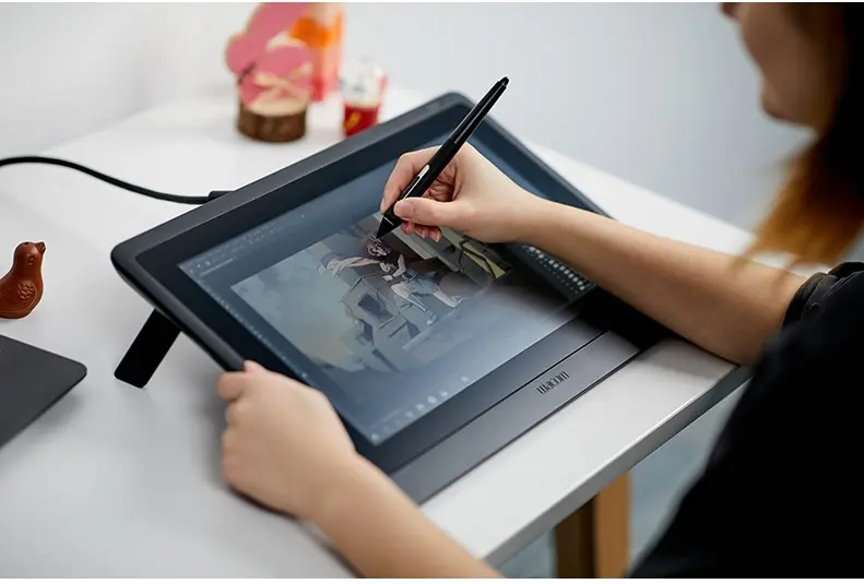 نمونه‌ای از تبلت گرافیکی با صفحه نمایش Wacom Cintiq که برای هنرمندان حرفه‌ای مناسب است