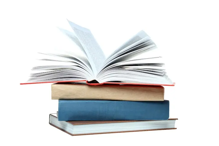 تکتک کتابهای مختلفی که نشاندهنده منابع مختلف برای یادگیری هستند