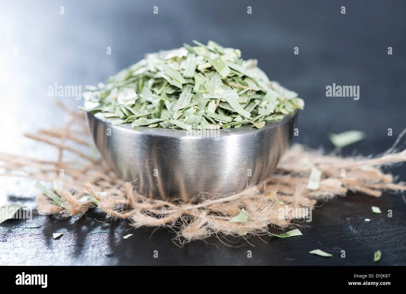ترخون خشک در یک کاسه کوچک