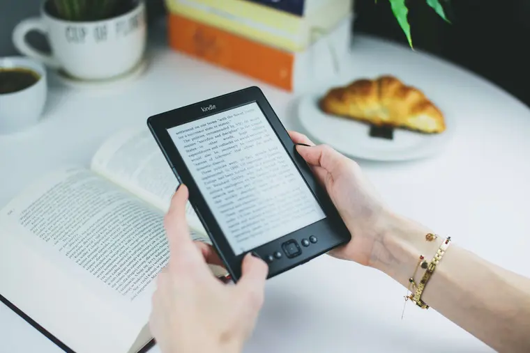 نمونه‌ای از صفحه نمایش کتابخوان دیجیتال با کیفیت بالا