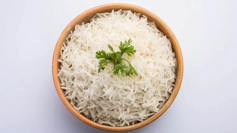 برنج پخته شده در ظرف سفالی با سبزیجات اطراف