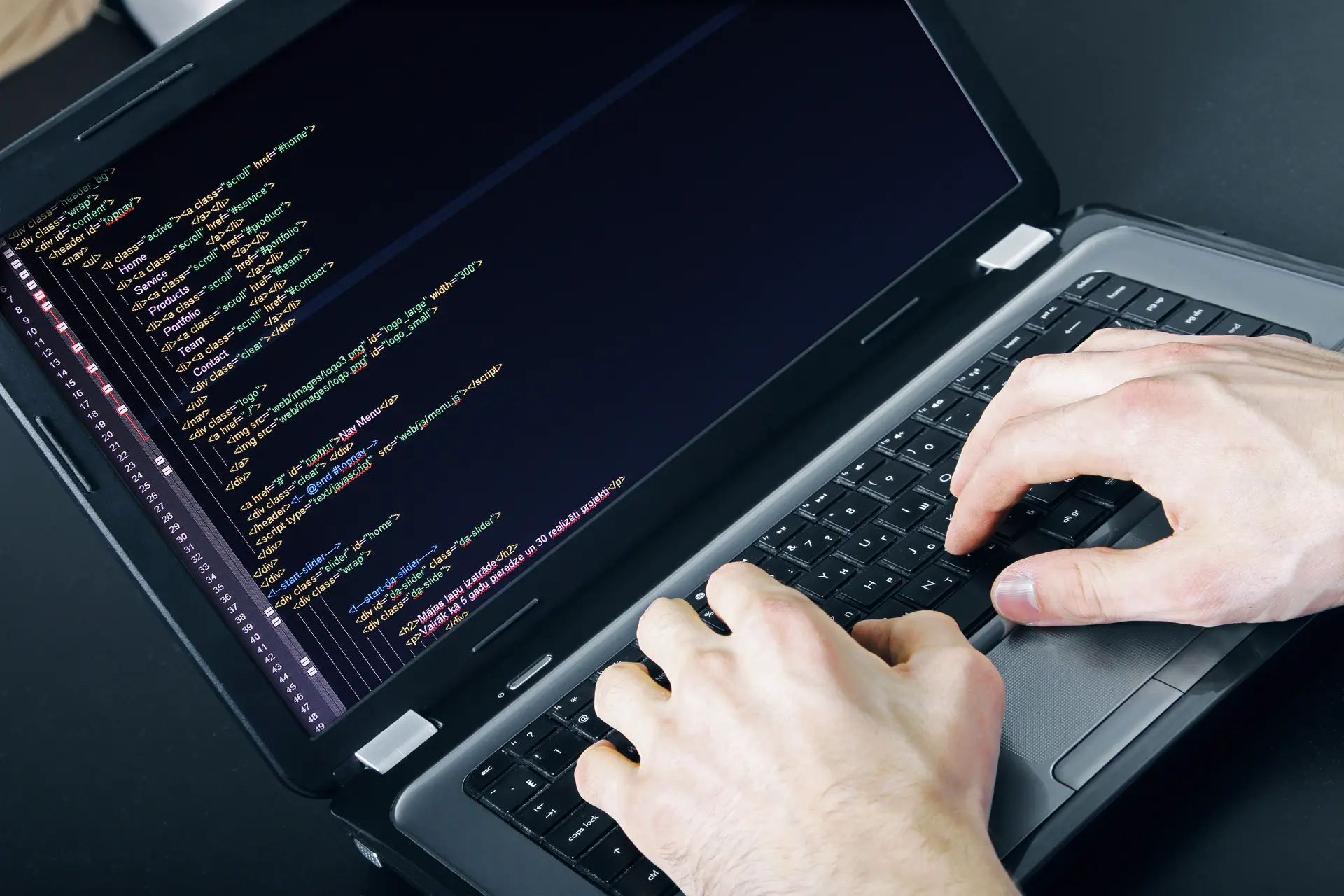 یک برنامهنویس در حال کار بر روی کدهای برنامهنویسی