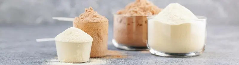 کارگر ساختمانی در حال استفاده از پودر سنگ برای تولید ملات در یک پروژه ساختمانی