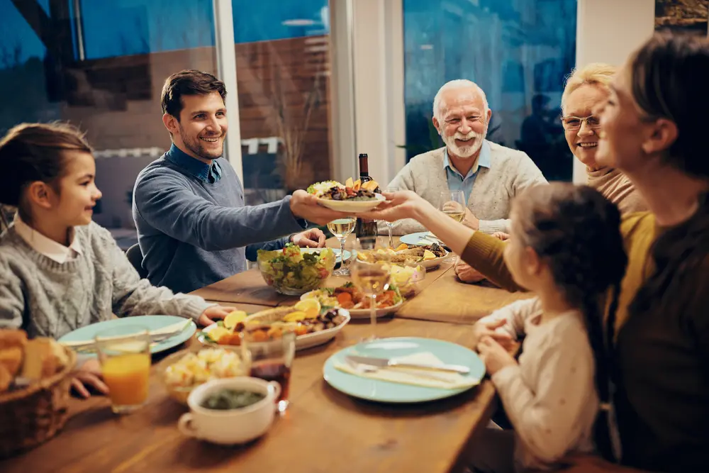 میز غذا با غذاهای متنوع و جذاب برای خانواده