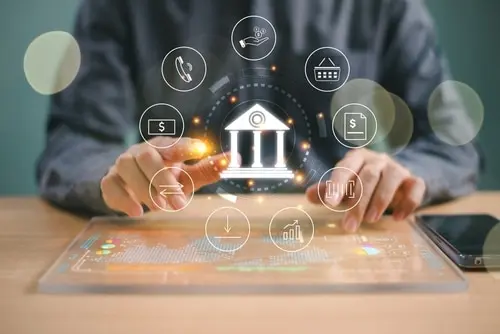 یک کاربر در حال استفاده از اپلیکیشن بانکداری موبایل در تلفن هوشمند خود