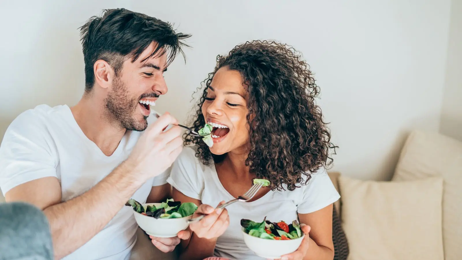 آداب غذا خوردن در جمع چیست و چرا اهمیت دارد؟