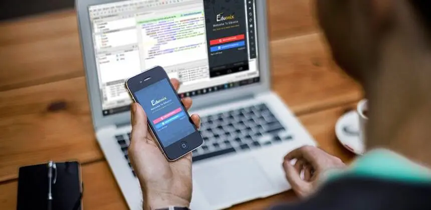 نمایی از پروگرامر موبایل در حال اتصال به دستگاه برای فلش کردن سیستم عامل