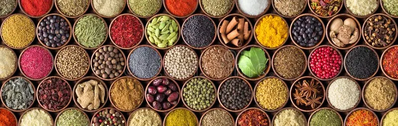 چگونگی ترکیب ادویه‌ها برای ایجاد طعم‌های متنوع در غذاهای سیب‌زمینی