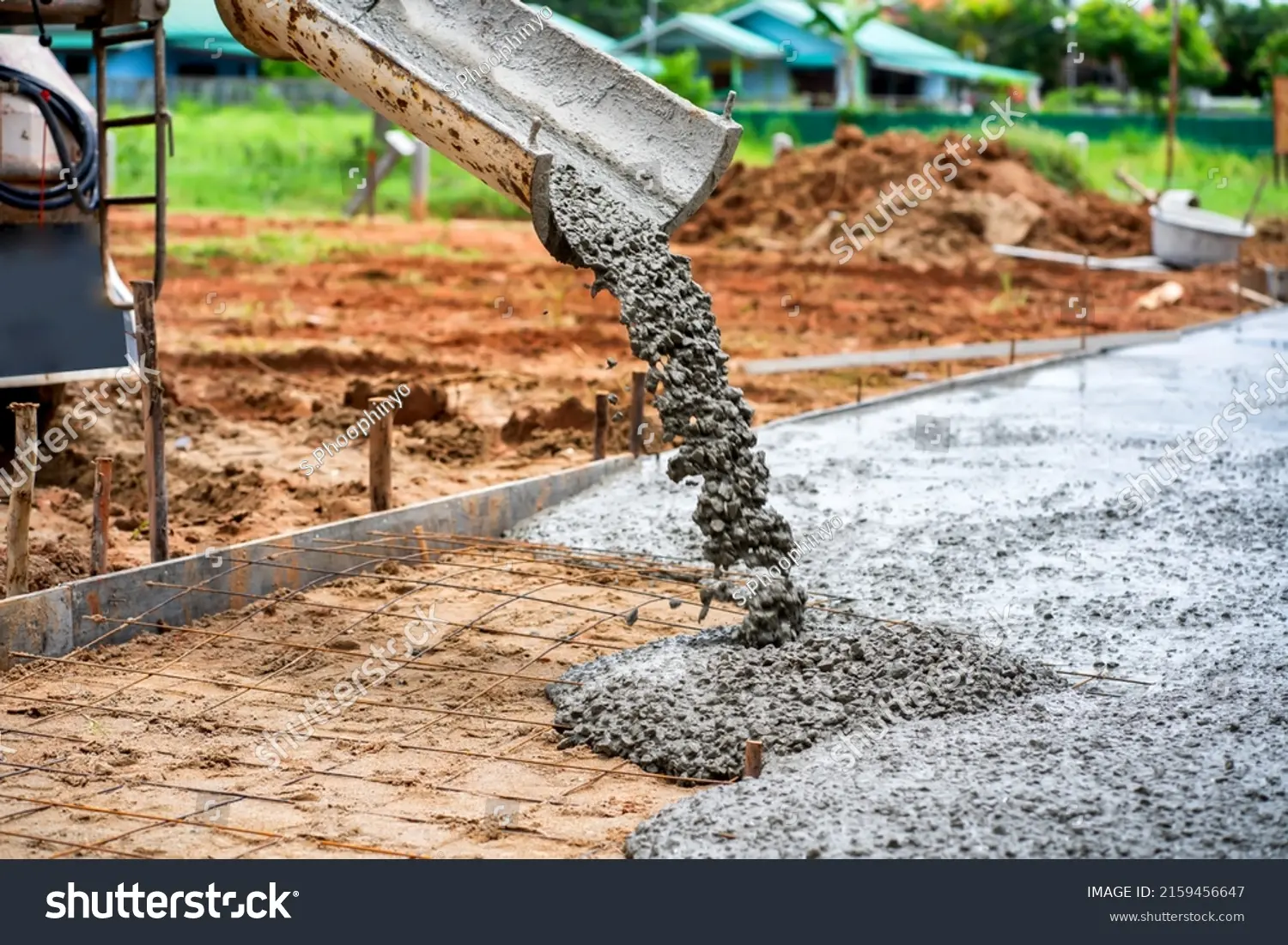 کارگران ساختمانی در حال ریختن بتن در محل پروژه