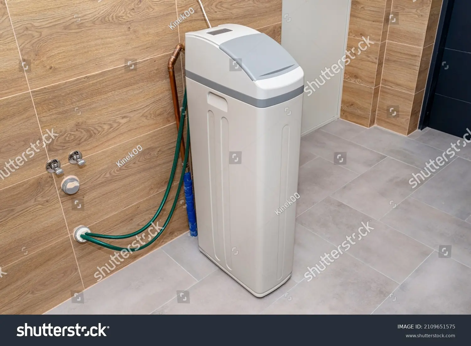 سختی گیر آب خانگی نصب شده در اتاق کتری و گرمایشی