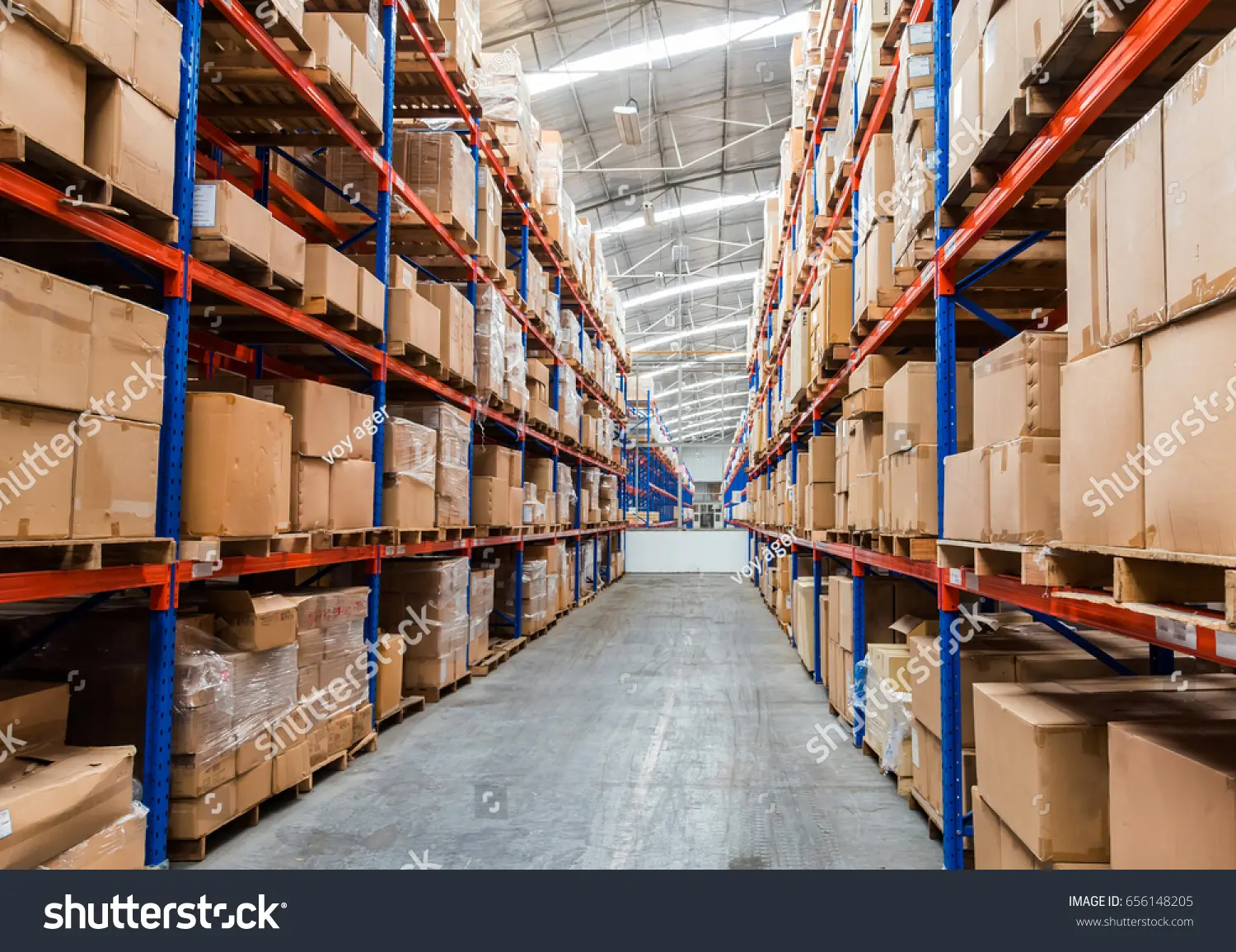 انبار کوچک سازمان‌یافته با کالاهای مختلف برای فروشگاه اینترنتی