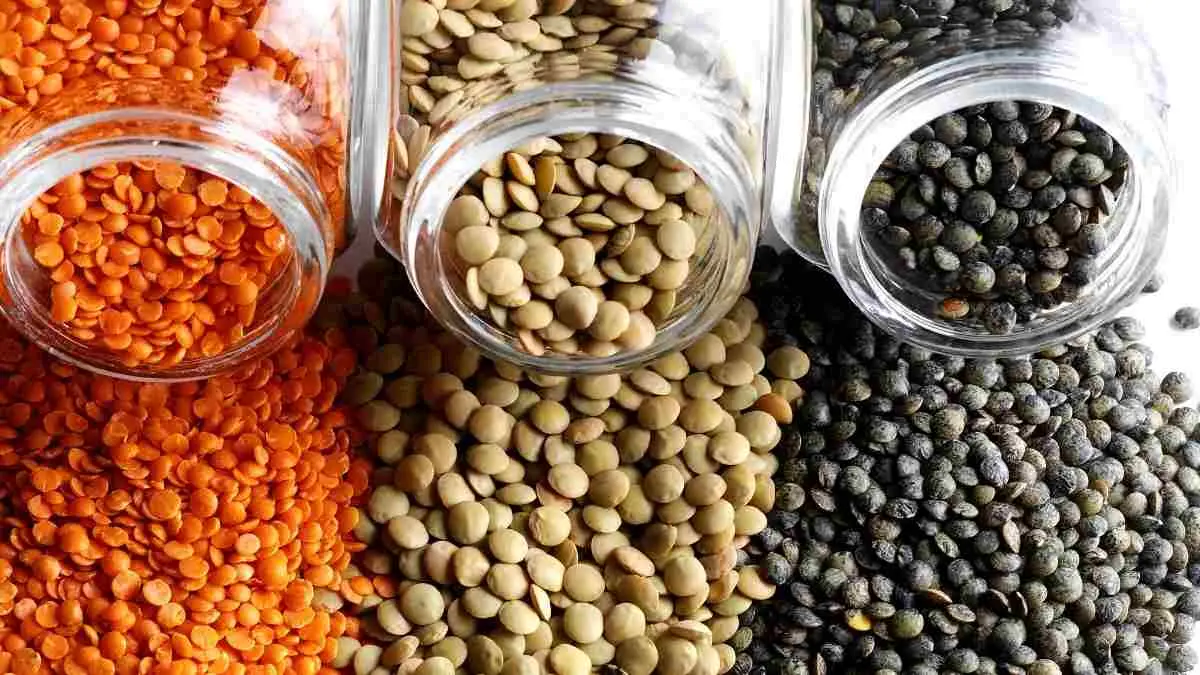 عدس در ظرف شیشه‌ای با درپوش محکم