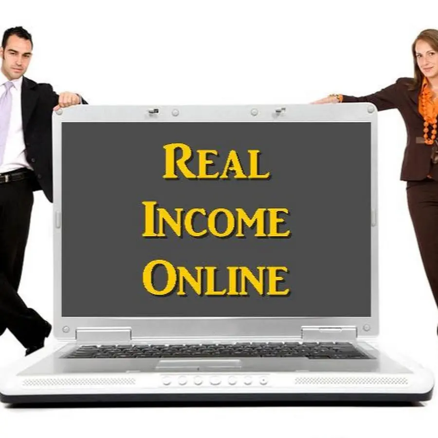 یک فرد در حال کار روی لپ‌تاپ با صفحه نمایشی از پلتفرم‌های درآمدزایی اینترنتی