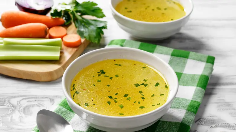 مرغ پخته شده با روش ترکیبی آب و روغن در ظرف شیشه‌ای