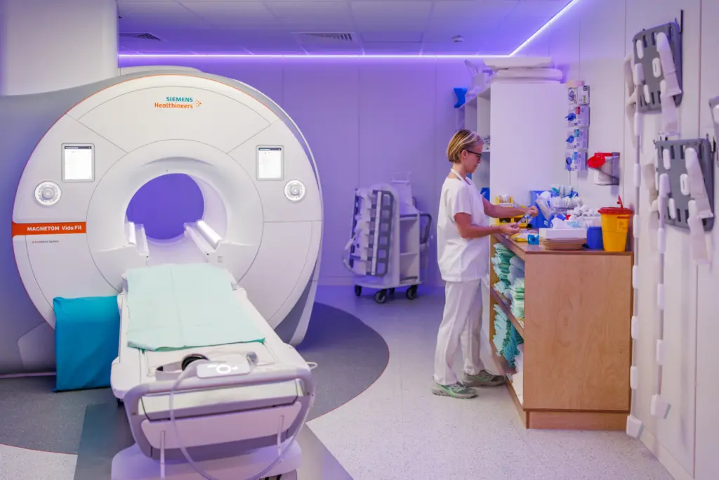 دستگاه MRI با قدرت میدان مغناطیسی بالا در حال کار