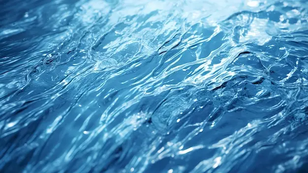 سطح آب صاف و موجدار نشاندهنده اهمیت منابع آبی و مدیریت آن