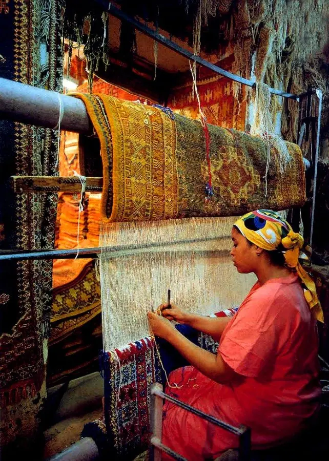 بافنده کرپ در حال کار با دستگاه سنتی