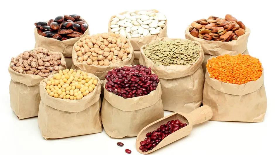 انواع مختلف حبوبات خشک در ظرف شیشه‌ای