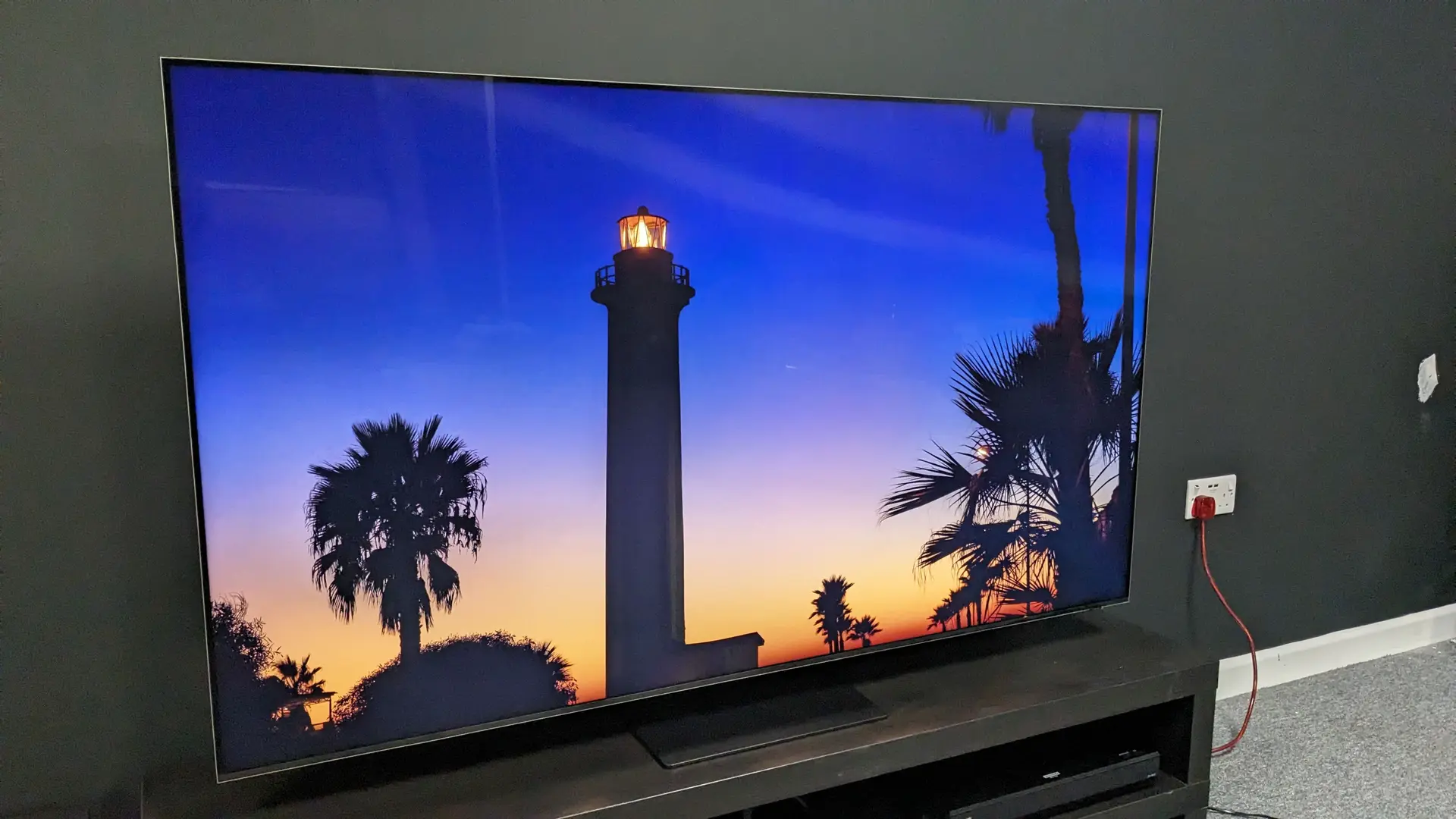 نمونه تلویزیون ۸کی با پنل OLED و کنتراست بالا