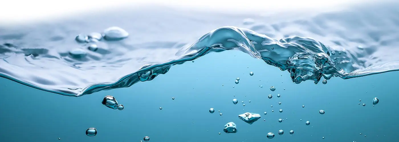 چشمه آب طبیعی در میان طبیعت سبز