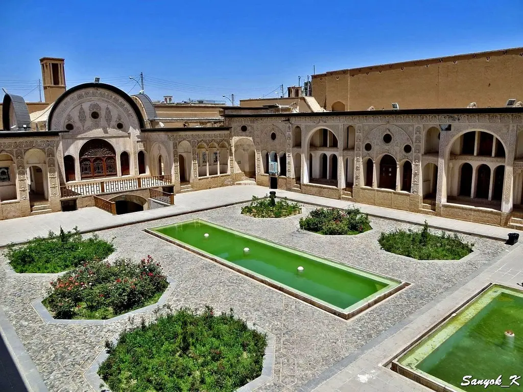 جزئیات معماری داخلی خانه تاریخی طباطباییها با گچبری و آینهکاری